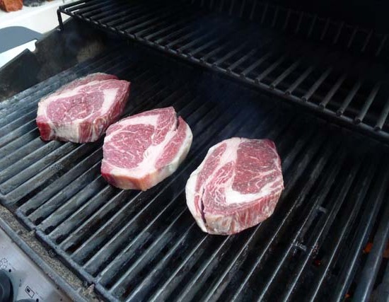 熟成肉はフライパンで焦げ目をつけてオーブンでじっくりと